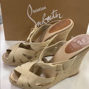 Christian Louboutin Sz-10 nude/metallic gold wedge